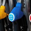 Zapfpistolen für verschiedene Kraftstoffarten, darunter auch E10, hängen an einer Zapfsäule an einer Tankstelle. Benzin und Diesel sind ...