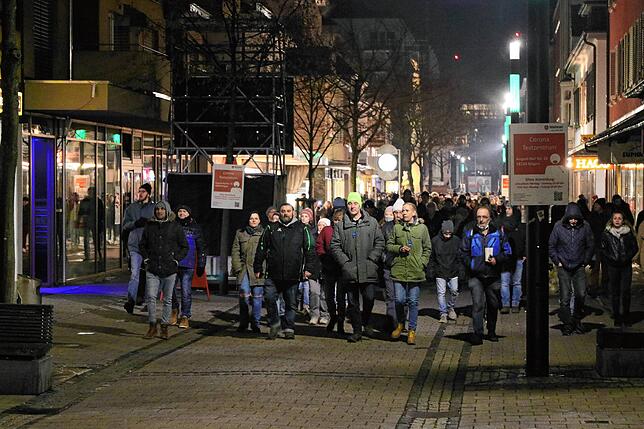 Am Montag vor einer Woche wurde bei den sogenannten Spaziergängen in Singen die größte Teilnehmerzahl gezählt: Laut Polizeiangaben ...