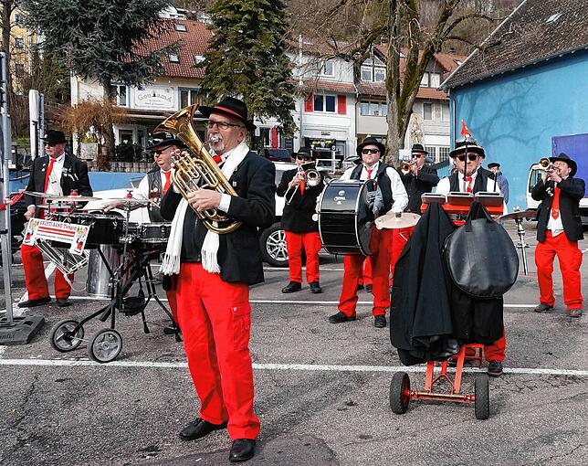 Mit Guggensound: Die Gruftis begleiten das Stellen des Narrenbaums auf dem Marktplatz.
