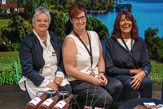 Shopleiterin Kathleen Becker (Mitte) wird von vier Mitarbeitern unterstützt, mit ihr im Bild: Barbara Bauer (links) und Anita Fruth.