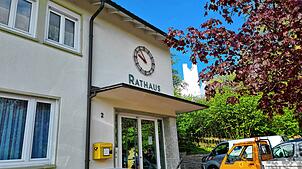 Die Beraterfirma wird die Strukturen in allen Rheinfelder Ortsverwaltungen untersuchen. Auf dem Foto ist das Karsauer Rathaus zu sehen. ...