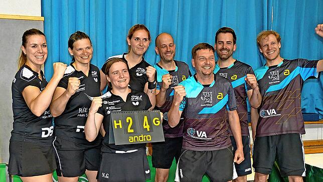 Teams in Siegerlaune: Die erste Frauenmannschaft I der DJK Offenburg tritt gegen die Herrenmannschaft I aus Nußbach an. Foto: Priska Dold