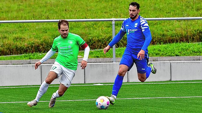 Wie im Hinspiel: Julian Bächle (links, gegen Aaron Vogt) hatte schon im November beim 6:0 für die SG Mettingen/Krenkingen doppelt ...
