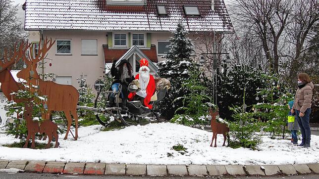 Nanu, ein höchst lebendiger Nikolaus mitten im Kreiverkehr. Thomas Braun hatte sich mal wieder eine Aktion zum Freuen und Schmunzeln ...