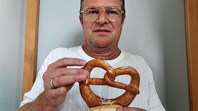 Bäcker Georg Krachenfels zeigt eine Brezel &ndash; und erklärt die Marktpreise, die auf diesem Produkt lasten .