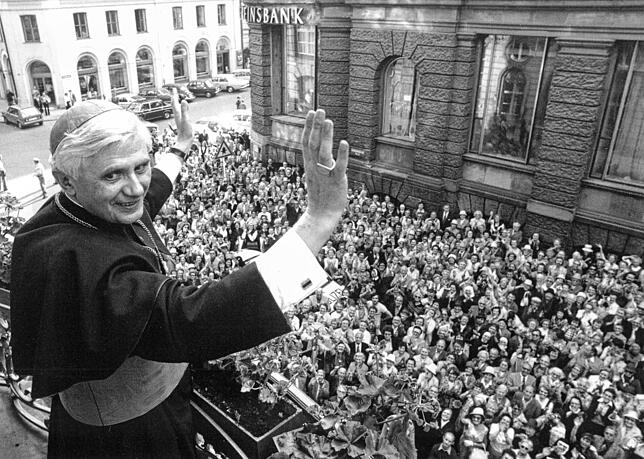 Joseph Ratzinger, der damalige Erzbischof von München und Freising, wird 1977 stürmisch von der Bevölkerung begrüßt.
