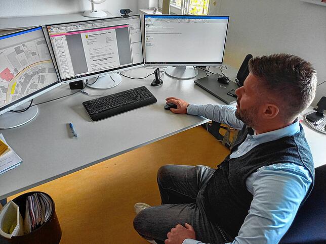 Baurechtsamtsleiter Dominic Warken in seinem Büro im Schlossweg. Er sagt, selbst widerrechtliche Umnutzungen oder Bauten könnten im ...