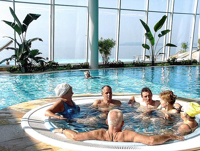 Der Whirlpool erfreut sich gleich am ersten Badetag großer Beliebtheit.