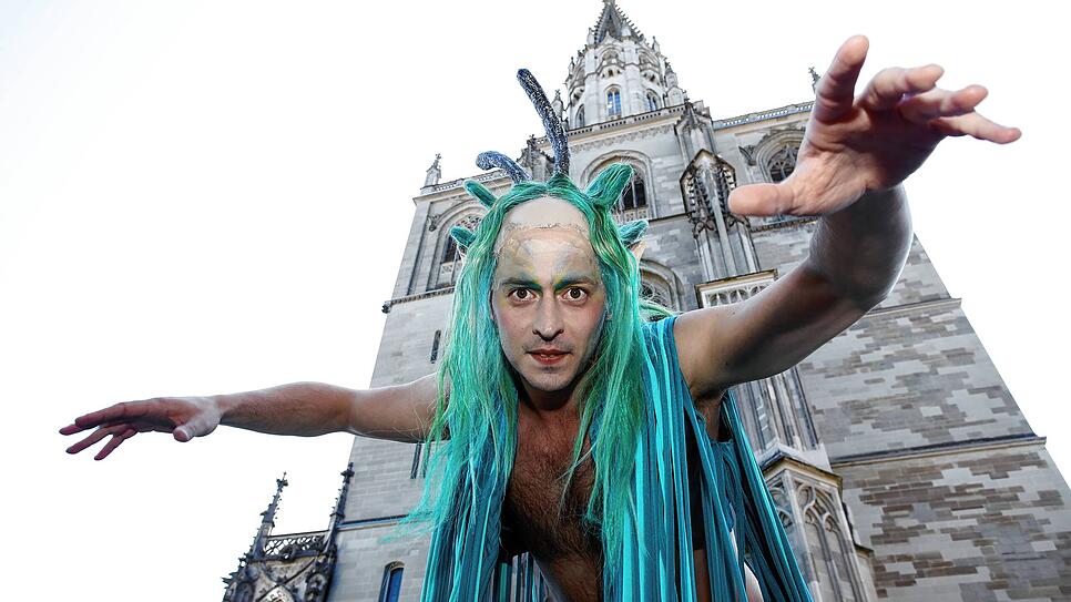 Puck (Julian Mantaj) freut sich, ab Samstag, 15. Juni, auf dem Münsterplatz Schabernack zu treiben. Was spielt sich zuvor hinter den ...