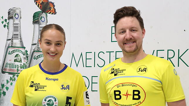 Julika Schmidt (bei der rechts der Sportliche Leiter Andreas Spiegel) Sportlicher Leiter trägt seit dieser Saison das Trikot des SV ...