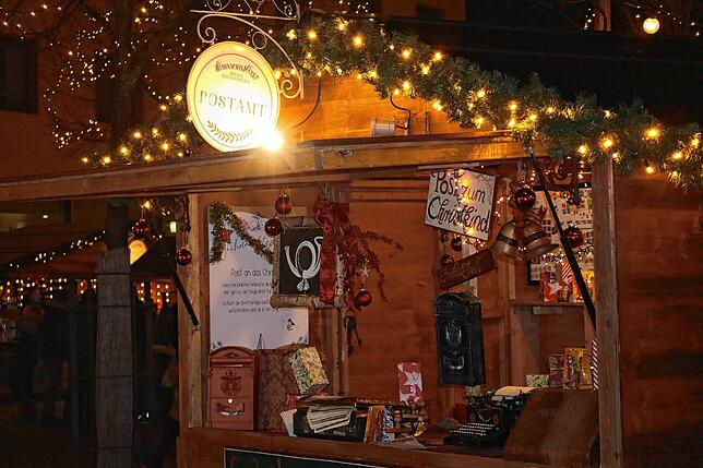 Am Stand des „Postamts“ können persönliche Wünsche an das Christkind geschickt werden.