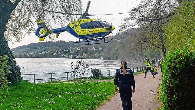 Der Rettungshubschrauber LIONS1 brachte die Besatzung direkt an die Einsatzstelle und flog sie danach wieder zurück.