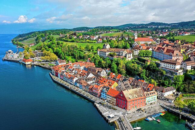 Die Altstadt von Meersburg zeichnet sich durch ihre gut erhaltenen historischen Gebäude und ihre malerische Lage am Bodensee aus.