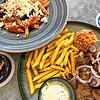 Oben Pasta auf griechische Art mit Zwiebeln, Peperoni und Schafskäse zubereitet, unten ein Menü mit Gyros, Schweinesteak, Pommes Reis ...