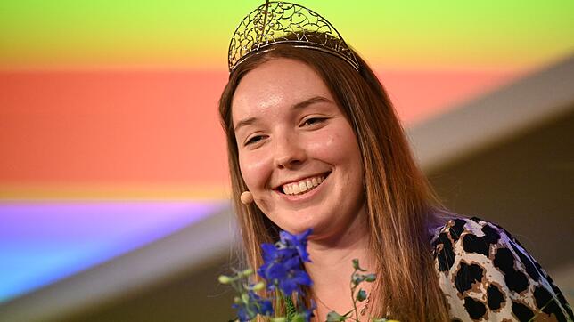 Letztes Jahr war sie noch Prinzessin, dieses Jahr steigt sie eine Stufe höher: Tina Glur ist neue Badische Weinkönigin.