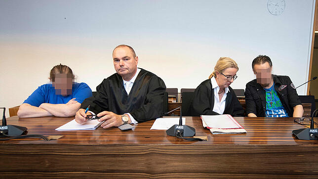 Berrin T. (ganz links) und Christian L. (ganz rechts) sind im Staufener Missbrauchsfall zu langjährigen Haftstrafen verurteilt worden.