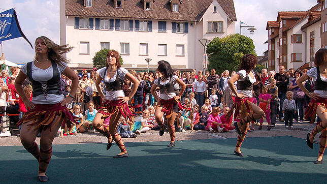 Das Blumberger Straßenfest lebt auch von seinem Rahmenprogramm. Beliebt sind dabei die Tanzvorführungen wie hier beim Fest 2009 auf dem ...