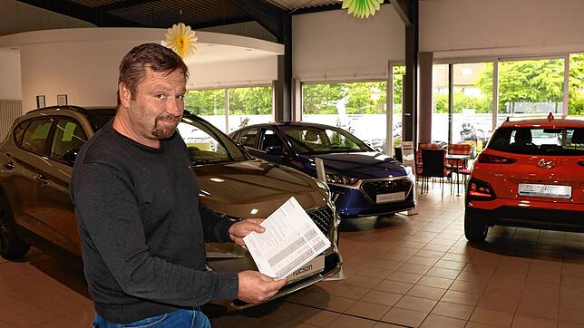 Andreas Neumaier Verkaufsberater im Autohaus Bach, sieht die zeitweise Senkung der Mehrwertsteuer skeptisch.