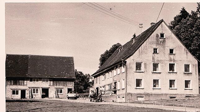 Im Winter 1970 wurde der Brunnenhof umgebaut, im Jahr darauf zogen die ersten Jugendlichen ein, die Schule und die ersten Werkstätten ...