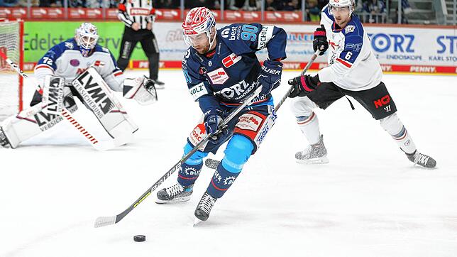 Tylor Spink (vorne) brachte die Wild Wings am Sonntag gegen Frankfurt in Führung. Die bittere Niederlage konnte aber auch er nicht ...