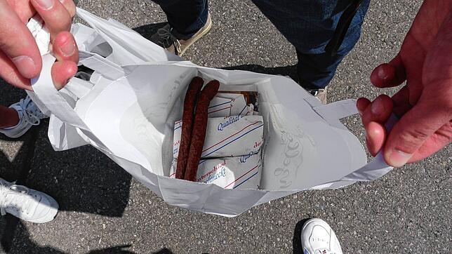Beate Alffermann und Christian Camen haben vor allem Lebensmittel eingekauft. In der Tüte sind verpackter Käse und Speck zu sehen, den ...
