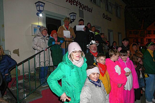 Bild 5: In Pfohren sind die Narren los. Burghexen locken mit Hexen-Teufel-Warzen-Spektakel die Besucher an.