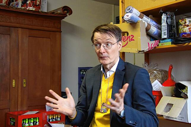 Bundesgesundheitsminister Karl Lauterbach ist in Stockach angekommen und hat sich, im Dachgeschoss der Adler Post bereits Zeit genommen ...
