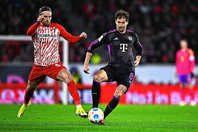 Freiburgs Lucas Höler (l) und Münchens Leon Goretzka kämpfen um den Ball.
