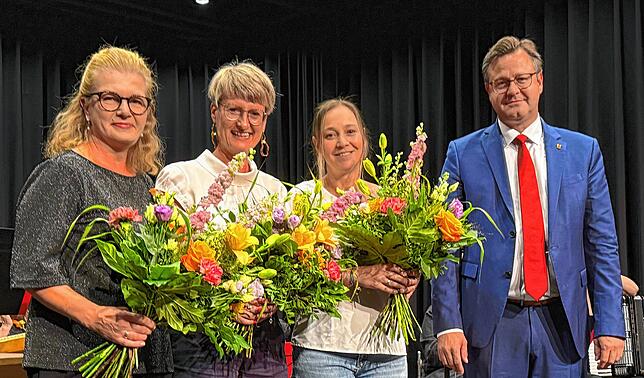 Bürgermeister Henrik Wengert dankte seinem Rathausteam für die umfangreichen Vorbereitungen: (von links) Andrea Benz, Claudia Siber und ...