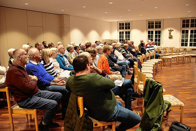 Im Friedrich-Werber-Haus haben sich etwa 50 Personen versammelt, um dem Vortrag von Michael Fuchs zuzuhören.