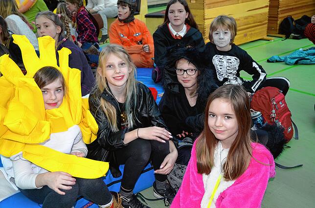 Im Markdorfer Bildungszentrum befreien die Narren die Schüler - und in diesem Jahr auch die beiden Schulleiterinnen.