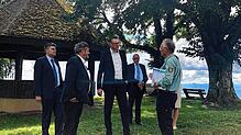 Ortstermin beim Aussichtspunkt Gupfen bei Weilheim-Bannholz (von links): der Waldshuter Landrat Martin Kistler, Reinhold Pix ...