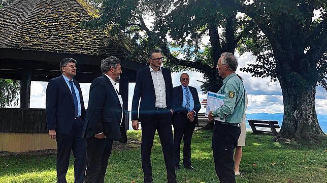 Ortstermin beim Aussichtspunkt Gupfen bei Weilheim-Bannholz (von links): der Waldshuter Landrat Martin Kistler, Reinhold Pix ...
