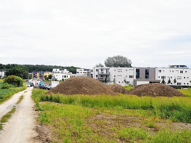 Hinter diesen Erdhügeln in der Singener Nordstadt entsteht die neue Seniorenwohnanlage der Diakonischen Dienste Singen.
