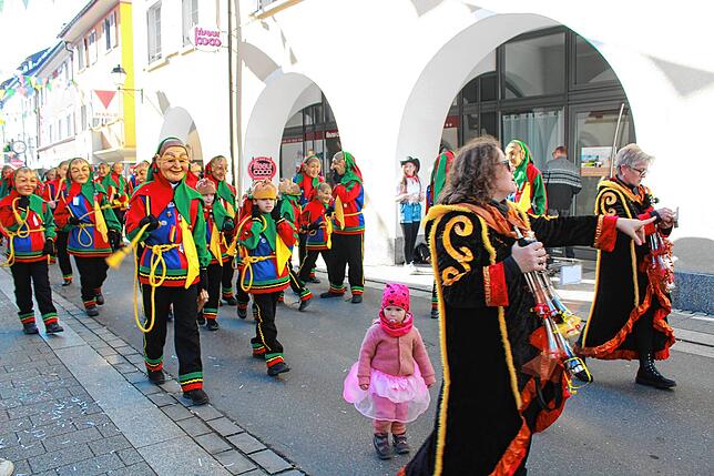 Bild 5: Die schönsten Bilder vom Kinderumzug und Kindernarrenbaumstellen am Fastnachtsdienstag