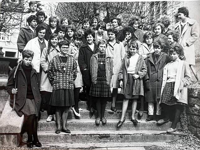 Ein Foto von 1962 zeigt die achte Klasse der Mädchenschule mit Helga Rüdiger und ihren Mitschülerinnen vor dem Internat des ...