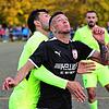 Marco Gruber (vorne) vom SC Gottmadingen-Bietingen im Kopfballduell mit Süleyman Karacan (Türk. SV Singen).