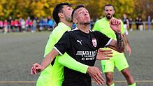 Marco Gruber (vorne) vom SC Gottmadingen-Bietingen im Kopfballduell mit Süleyman Karacan (Türk. SV Singen).