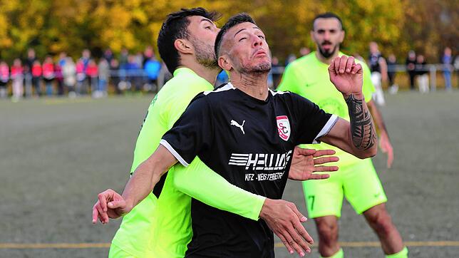 Marco Gruber (vorne) vom SC Gottmadingen-Bietingen im Kopfballduell mit Süleyman Karacan (Türk. SV Singen).