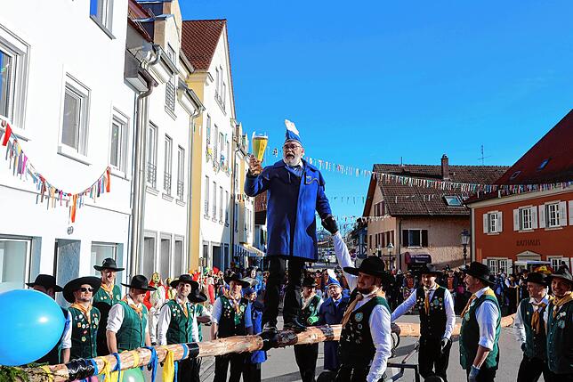 Bild 7: Mit einem Narrenbaumstellen eröffnete Ludwig Egenhofer in Allensbach das Seenarrentreffen 2024