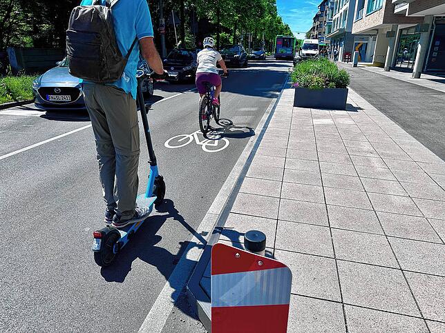 Fahrräder und Roller fahren auf der Friedrichstraße: Dieser Verkehrsweg bleibt ein heiß diskutiertes Thema in der Stadt.