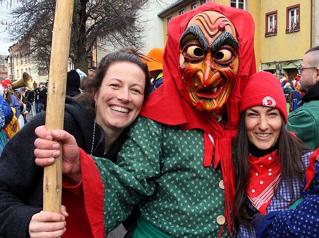 Bild 8: Hexensonntag: Urige Hexengestalten, Umzug und Hexenfeuer begeistern Besucher