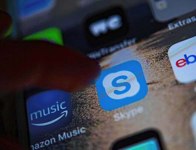 Skype-Nutzer müssen stark sein. Von nun an will sich Microsoft auf die Software Microsoft Teams konzentrieren.