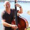Jens-Peter Volk mit seinem Kontrabass am Ufer des Seerheins unweit seiner Wohnung.