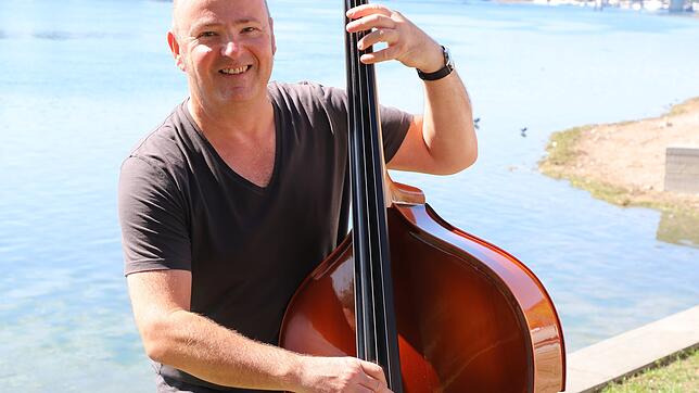 Jens-Peter Volk mit seinem Kontrabass am Ufer des Seerheins unweit seiner Wohnung.