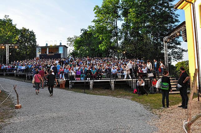 Die vollbesetzte Zuschauertribüne bei der Premiere von &bdquo;Zwischen den Welten&ldquo; sorgte für Freude beim Theaterverein ...