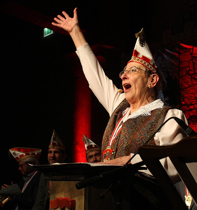 Burgdame Vera Hemm widmete sich bei ihrer Laudatio ihrem Nachfolger im Kreise der Niederburg-Burgherrn, Stefan Lutz, Chefredakteur des ...