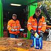 Reinhard Schwanz (links) und Andreas Brunn haben alle Hände voll zu tun. Viele Bürger nutzen den Samstagvormittag, um alte Farben, ...