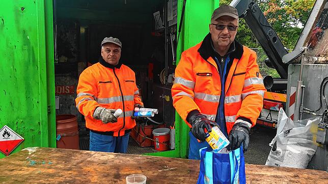 Reinhard Schwanz (links) und Andreas Brunn haben alle Hände voll zu tun. Viele Bürger nutzen den Samstagvormittag, um alte Farben, ...