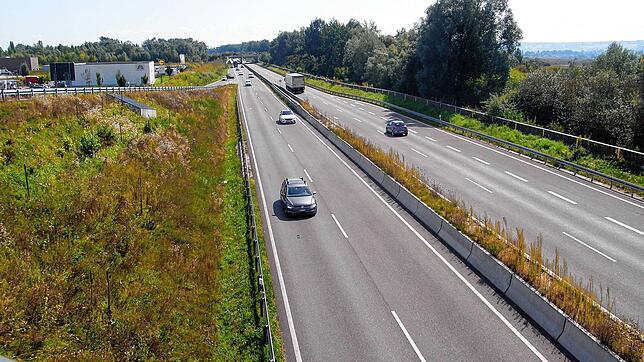Der Blick von der Kindlebild-Brücke. Hier haben Autos und Lastwagen auf der B33 freie Fahrt. Bis vor ein paar Jahren gab es regelmäßig ...